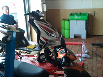 バイクメンテナンスの写真